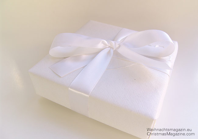 White Gift Wrapping - Christmas Magazine