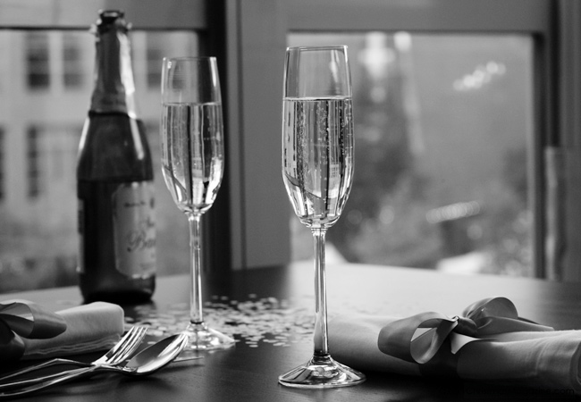 napkin with satin bow, New Year's Eve, table with confetti