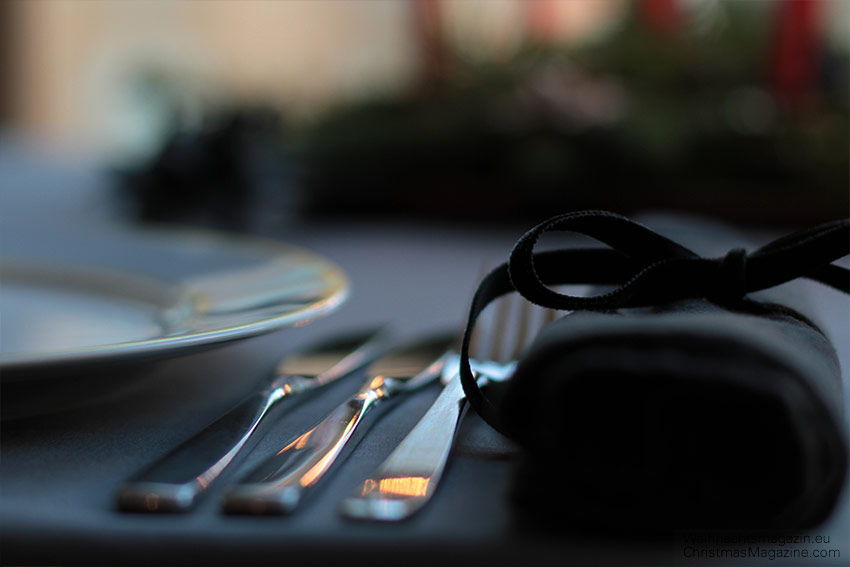 Christmas table, black napkins, grey table cloth