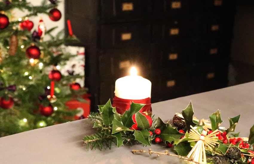 straw stars, pinecones, traditional German Christmas table, rustic