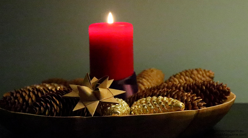Christmas arrangement, pinecones, Christmas ornaments, Germany, hand blown