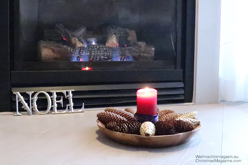 Christmas arrangement, pinecones, Christmas ornaments, Germany, hand blown