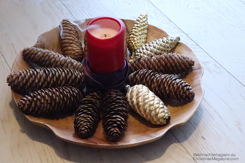 Christmas arrangement, pinecones, Christmas ornaments, Germany, hand blown