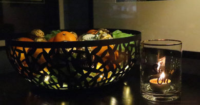 fruit bowl with fairy lights and mandarin oranges