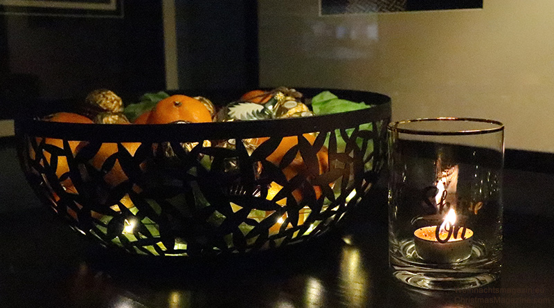 fruit bowl with fairy lights and mandarin oranges