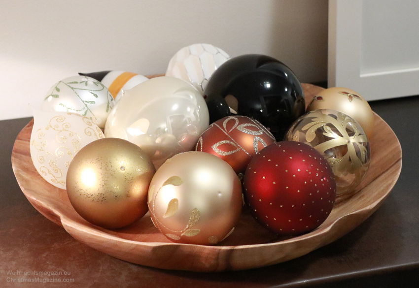 Christmas baubles, red, gold, white, wooden platter