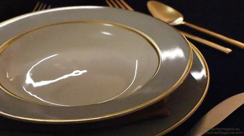 Christmas table gold, table setting, elegant