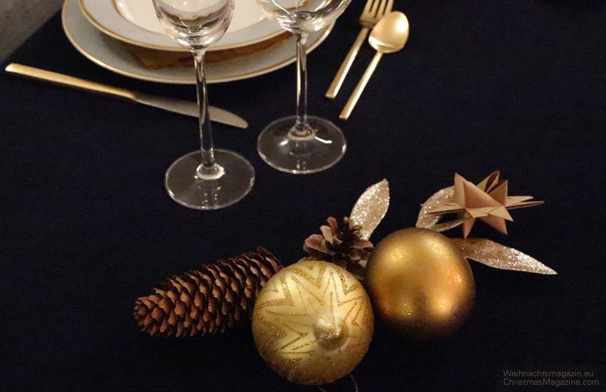 Christmas table gold, table setting, elegant