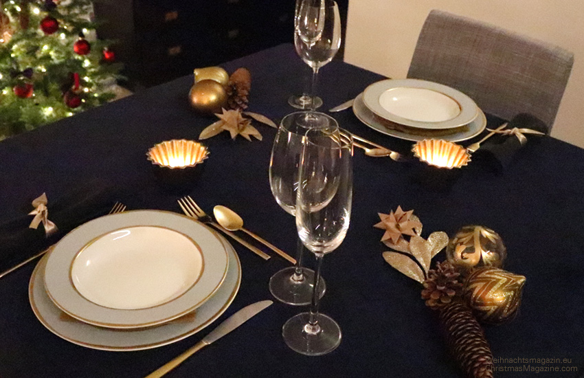Christmas table gold, table setting, elegant, with Christmas tree