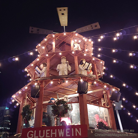 Vancouver Christmas market, Pyramid, wooden angels