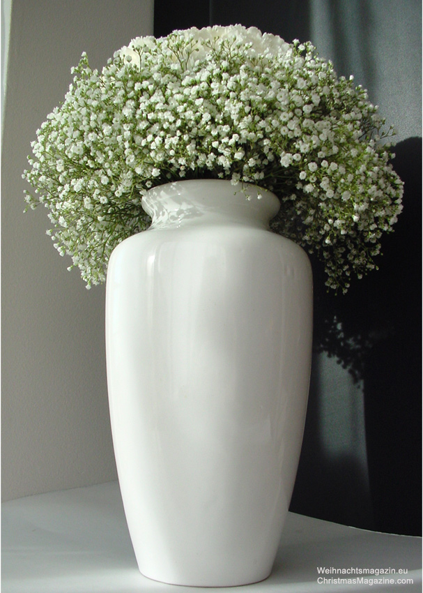 This vase created a few years ago ... but I think the arrangement still looks very good. Simple design survives longer. I would probably choose a smaller vase today because we have moved since then and the apartment is arranged very differently.