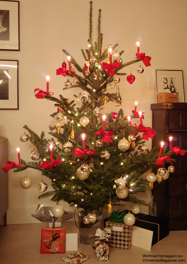 Christmas tree with red candles and bows