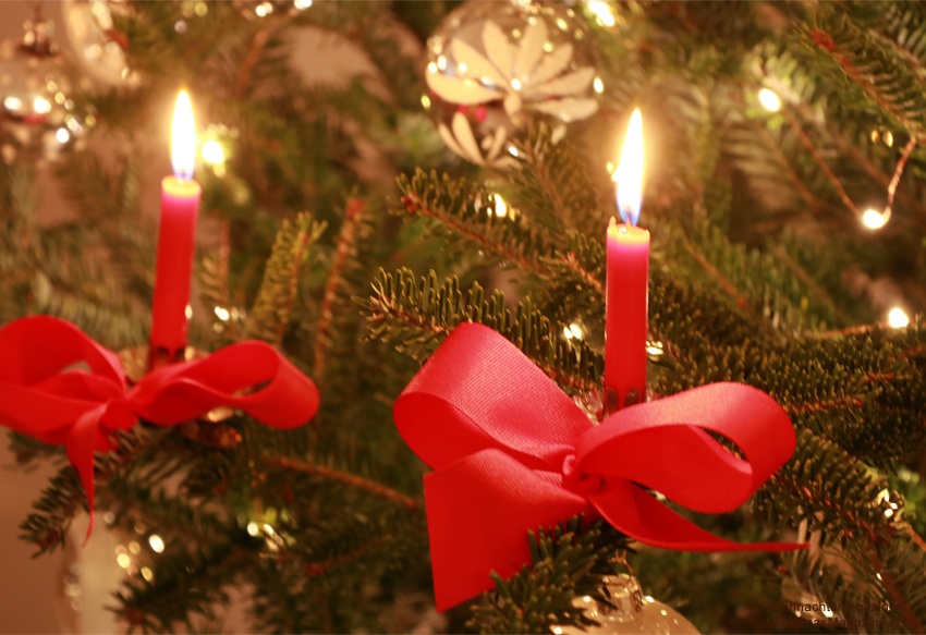 Christmas tree with red candles and bows